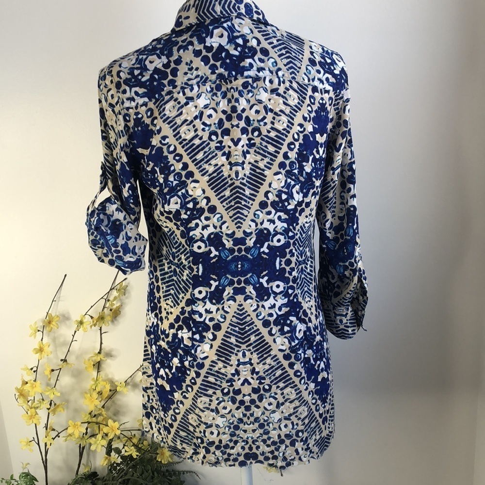 CAbi blue geometric print tab sleeve blouse - Picture 6 of 9